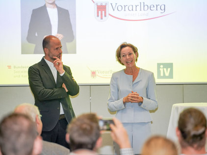 Foto von der Landesrätin Martina Rüscher beim Zero Project Unternehmensdialog in Vorarlberg vom 24.10.2023.