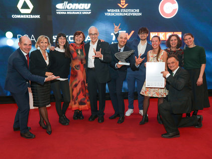 Gruppenfoto mit den ALC-Inklusions-Preisträger*innen 2023 Österreich von der Marien Apotheke Wien.