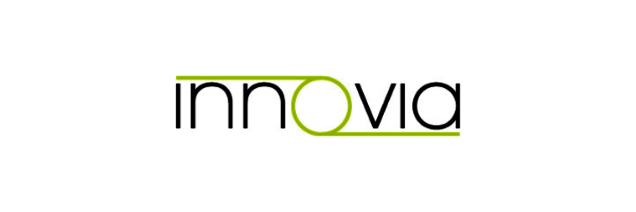 Innovia logo besteht aus dem Namen wobei das o in der Mitte hellgrün und mit zwei strichen die restlichen Buchstaben verbindet.
