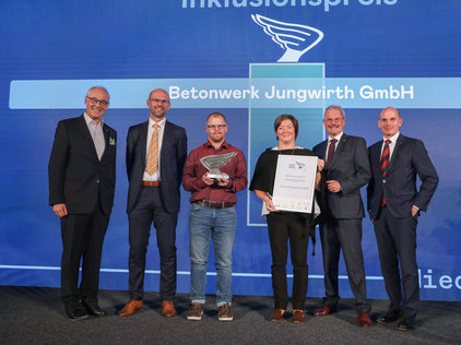 Gruppenfoto mit den ALC Inklusionspreisträger*innen 2023 Niederösterreich von Betonwerk Jungwirth GmbH.